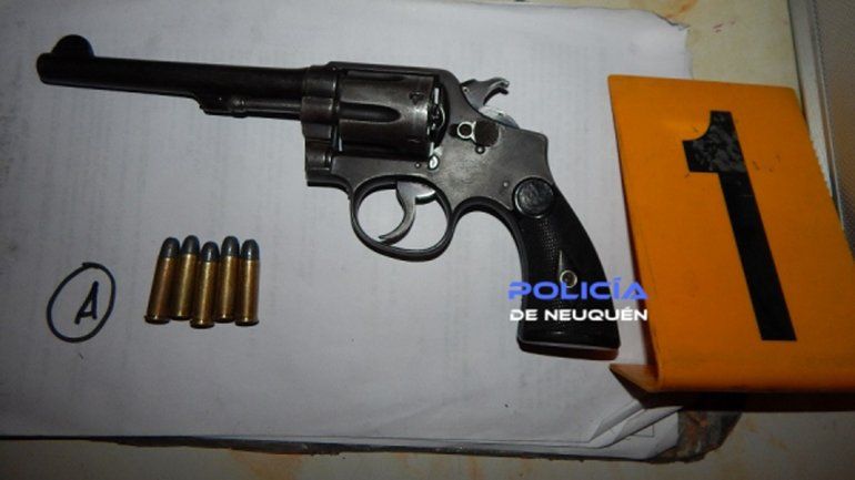 Allanan en el oeste y dan con un arma, municiones y marihuana