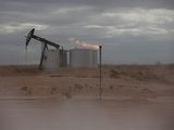 Foto de archivo de una instalación de petróleo y gas en Loving County, Texas, EEUU Nov 25, 2019.  REUTERS/Angus Mordant