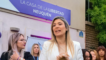 Nadia Márquez encabezó la apertura del local de La Libertad Avanza en Neuquén