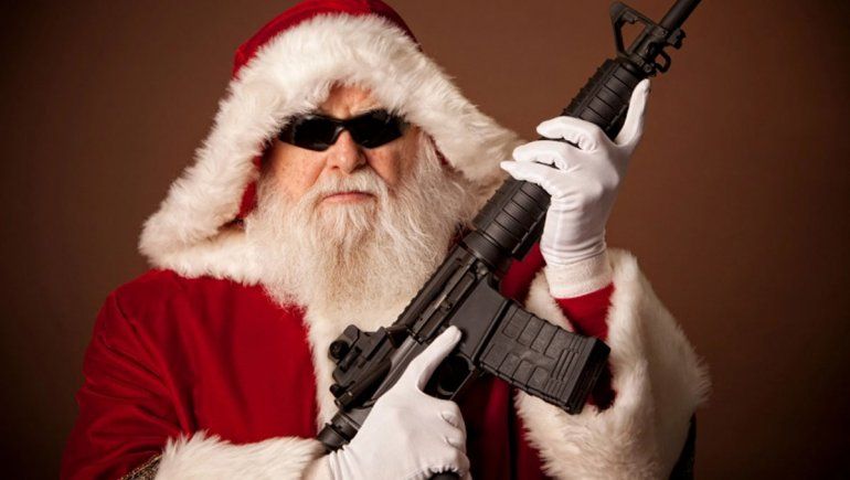 Falso Papá Noel robó un banco y arrojó los dólares en forma de lluvia en un shopping