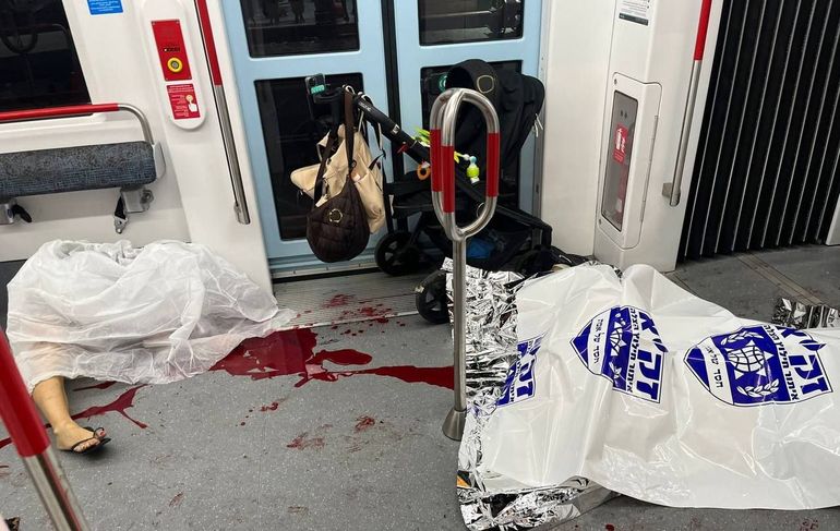 Los cuerpos de las víctimas en el tren de Tel Aviv. Los cuerpos de las víctimas en el tren de Tel Aviv.
