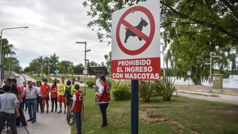Los carteles de advertencia están ubicados en el ingreso. No se puede ingresar con perros desde las 15 a las 21.