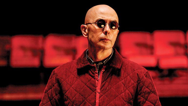 Carlos Alberto Solari en el abandonado teatro de Cervantes en Tandil.