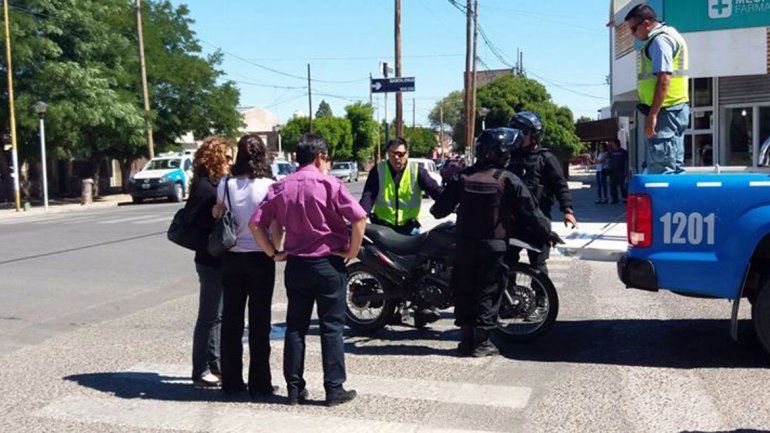 Un policía está grave tras chocar con su moto
