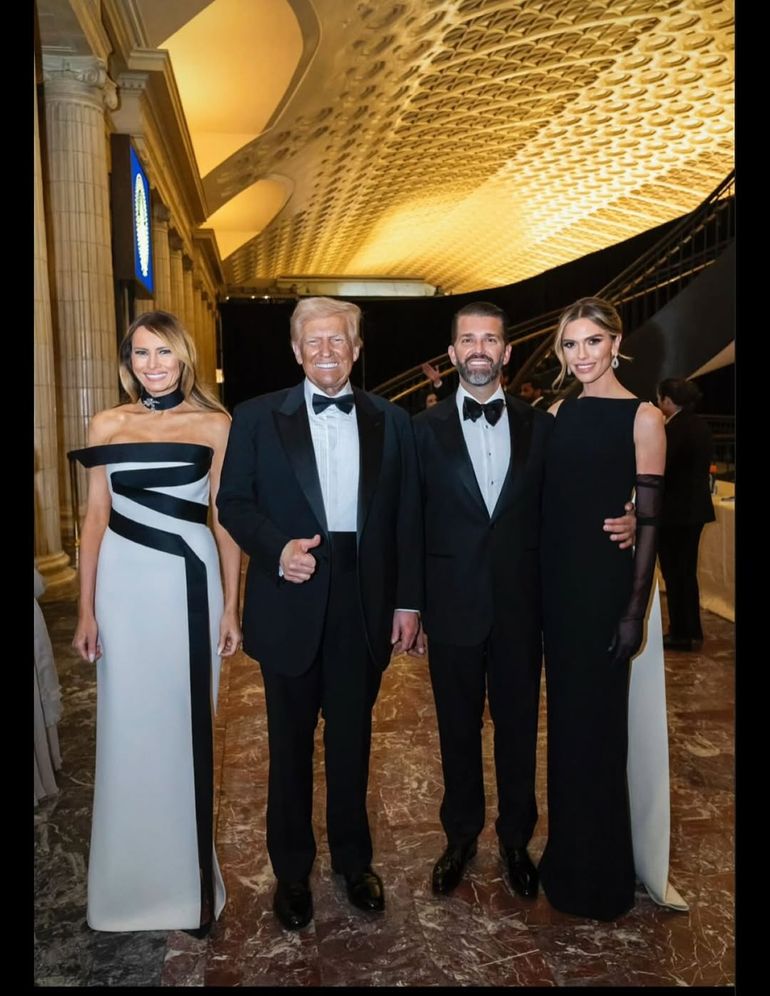 Donald Trump Jr. junto a su prometida, Bettina Anderson, en el cumpleaños del presidente de Estados Unidos. Donald Trump Jr. junto a su prometida, Bettina Anderson, en el cumpleaños del presidente de Estados Unidos.