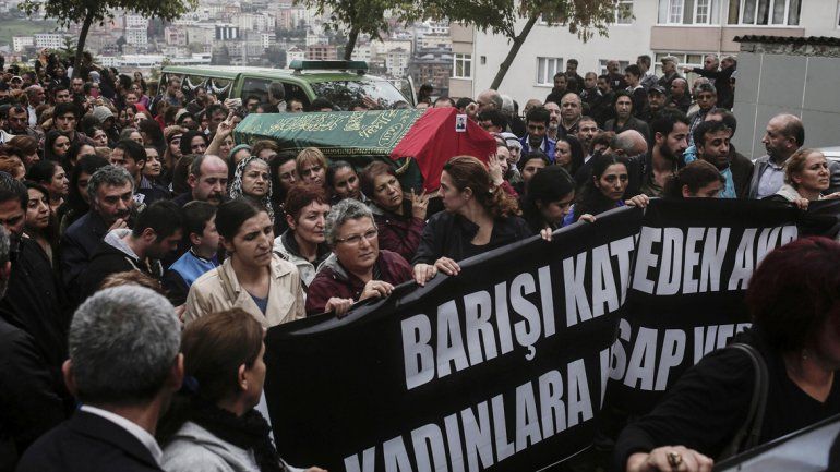 El ataúd de una de las víctimas era llevado ayer por las calles de Ankara