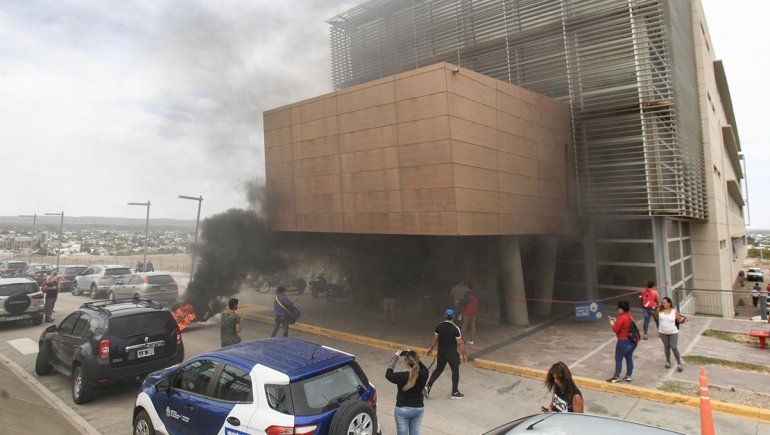 Evacuaron el CAM por el humo tras la protesta de los tercerizados del hospital de Plottier