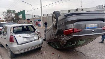 En imágenes, el impresionante choque y vuelco de un auto que voló en calle Belgrano