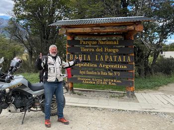 A los 60 años, cambió la fábrica por la moto y salió a viajar por el mundo A los 60 años, cambió la fábrica por la moto y salió a viajar por el mundo