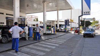 Los combustibles bajarán de precio en todo el país.