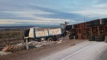 miles de kilos de harina sobre la ruta volcó camión en el chocón
