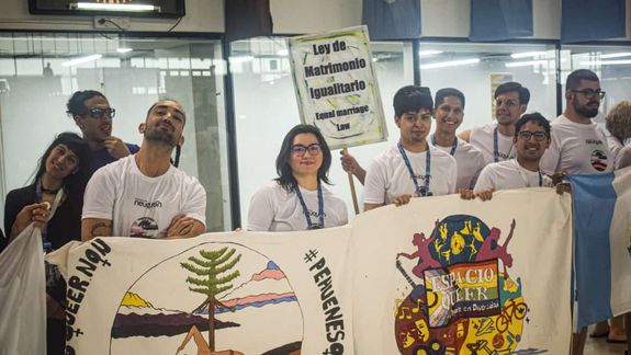 Venció la discriminación y coordina el único equipo de natación LGBT de Neuquén que se fue al Mundial