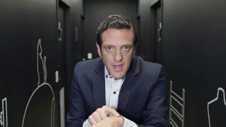 La mujer del panelista salió al aire y él aprobó su propuesta.