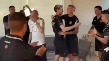 el emotivo recibimiento de los jugadores de deportivo madryn al arquero nievas tras sufrir un paro cardiaco el emotivo recibimiento de los jugadores de deportivo madryn al arquero nievas tras sufrir un paro cardiaco