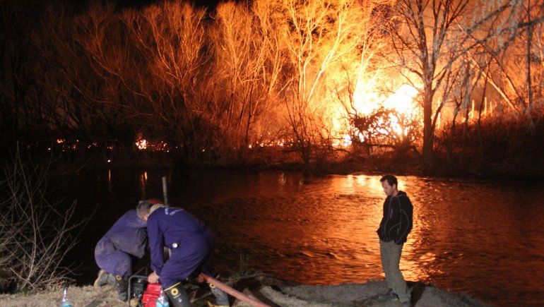 Impresionante incendio a la vera del río en Centenario