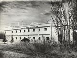 Cooperativa Sidrera La Delicia Ltda, el coche es un Ford modelo 1938 o 1940, sin datos del año - Archivo Municipalidad Cipolletti (Gentileza Fundacion Cabus Trenes)