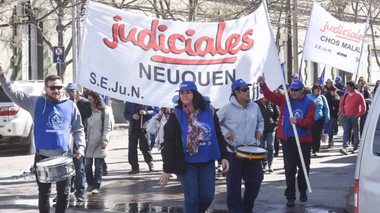 Ayer protestaron frente al TSJ. Piden el 20% para el semestre.