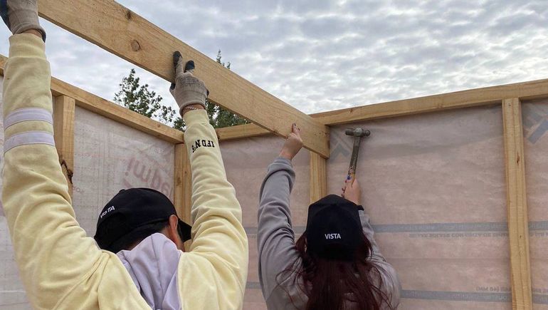 Cientos de voluntarios ayudan en la ONG TECHO. Cientos de voluntarios ayudan en la ONG TECHO.