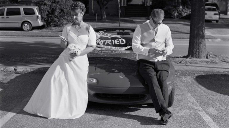 Un fotógrafo borró los teléfonos de sus fotos para mostrarnos lo lejos que estamos unos de otros