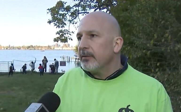 El policía retirado que rescató a un bebé que estaba a punto de ser ahogado por una mujer en el río y se convirtió en héroe. El policía retirado que rescató a un bebé que estaba a punto de ser ahogado por una mujer en el río y se convirtió en héroe.