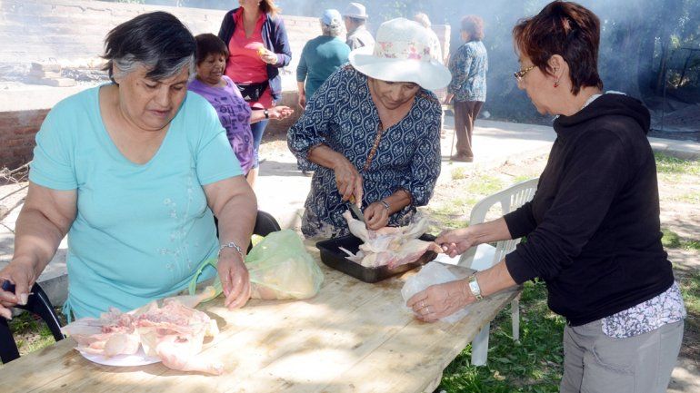 Se divirtieron y bailaron en la colonia organizada para la tercera edad. Energía