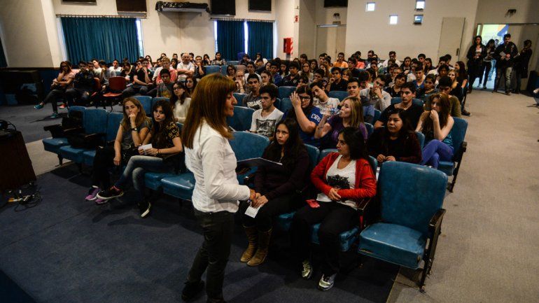 Una de las tantas charlas de orientación sobre la carrera de Ingeniería en Petróleo que se dieron en la Universidad Nacional del Comahue.