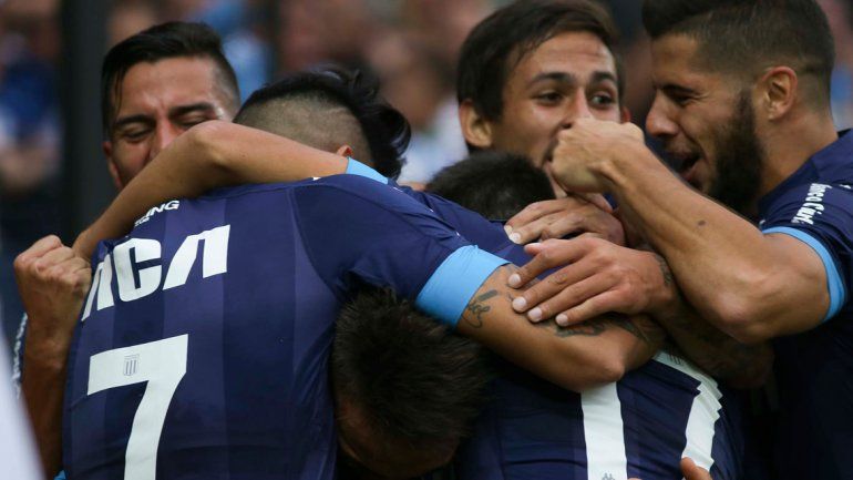 Uno de los festejos de Racing en la apretada y valiosa victoria ante Atlético Tucumán. El zapalino Marcos Acuña otra vez fue uno de los mejores.
