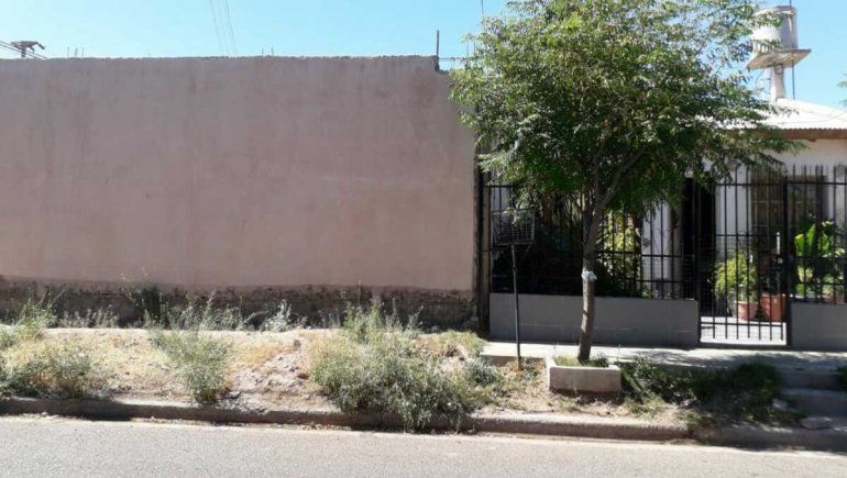 Guerra de vecinos: denuncia que construyen locales sobre su pared