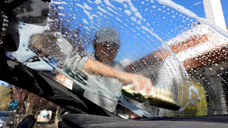 Los limpiavidrios tendrán alternativas para cumplir con las sanciones económicas.