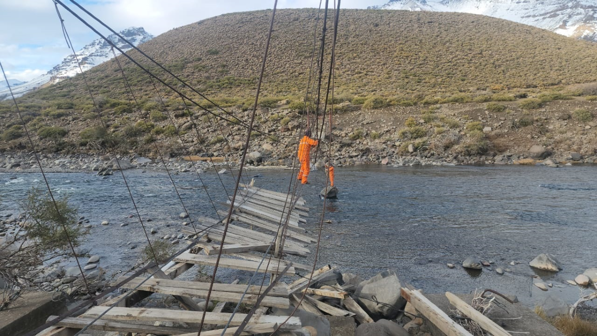 Comenzaron a reparar la pasarela en el paraje Pichi Neuquén thumbnail