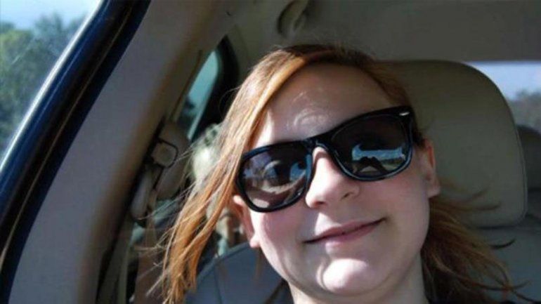 La cara de un nene parece verse detrás de la oreja de la adolescente. La chica descubrió que un nene había muerto en esa zona.