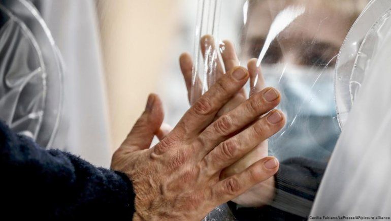 Covid-19: ¿Por qué la cuarentena para la variante británica podría ser más larga?