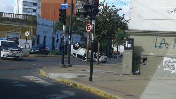 El conductor que provocó el choque, huyó y luego fue golpeado enfrenta cargos por lesiones culposas agravadas.