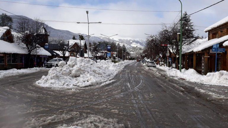 Lentamente se normalizan los servicios y se abren los caminos en Villa La Angostura