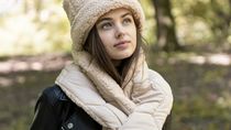 Puffer scarves: el accesorio que reemplaza a las bufandas tradicionales este invierno 2025