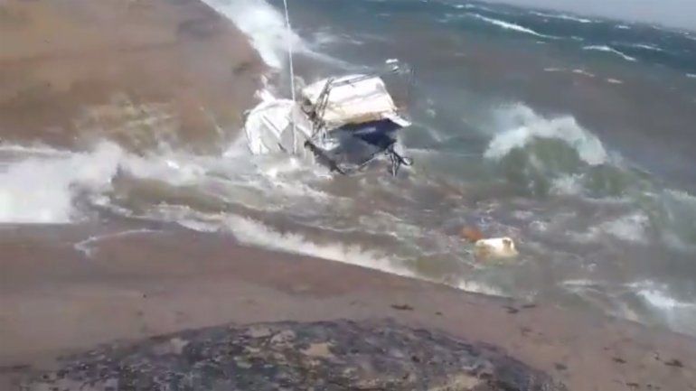Así se llevaba el viento una embarcación en el lago Mari Menuco