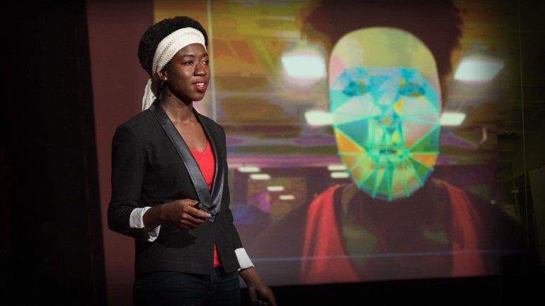 El software facial le denegó un acceso a la mujer por ser negra. Se puso una máscara blanca y pudo pasar.