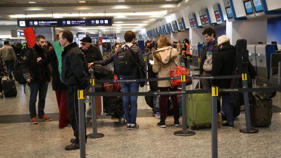 Pasajeros varados, ayer, en Aeroparque.