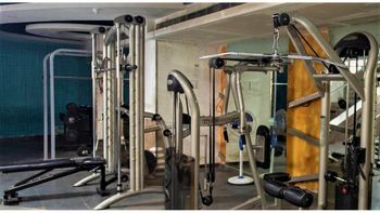 El hombre se enojó con el instructor de gimnasia de su esposa y lo fue a increpar. Ahora no se puede acercar al docente. El hombre se enojó con el instructor de gimnasia de su esposa y lo fue a increpar. Ahora no se puede acercar al docente.