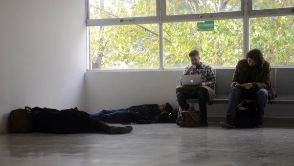 Tratando de pasar el tiempo, entre el aburrimiento y el fastidio. Muchos pasajeros sufrieron las reprogramaciones de vuelos.
