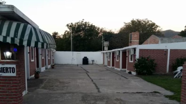 En medio de las inspecciones en el lugar, los investigadores encontraron un teléfono celular roto. | LM Neuquen En medio de las inspecciones en el lugar, los investigadores encontraron un teléfono celular roto.