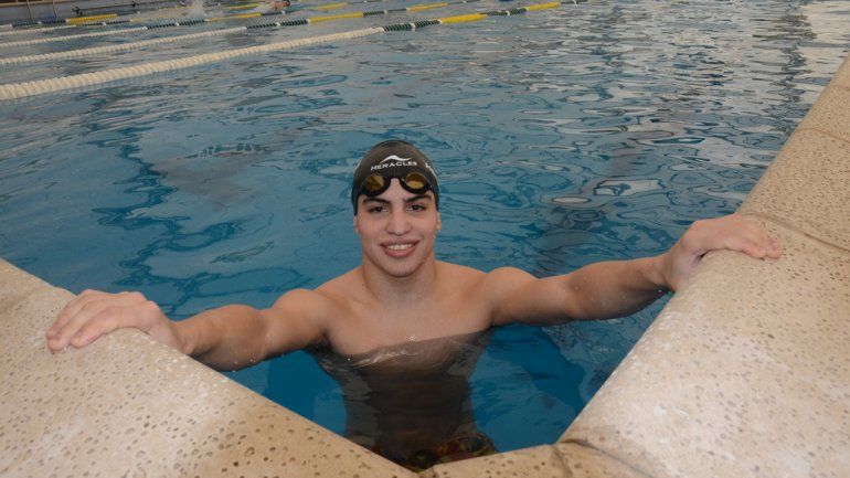 Un récord absoluto en los 200 metros espalda le permitió llegar a la cita