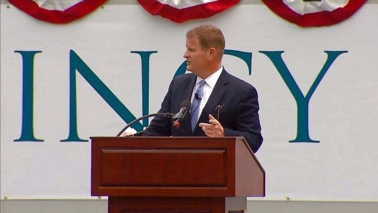 Magnate les regaló u$s 1000 a cada uno de los 490 graduados