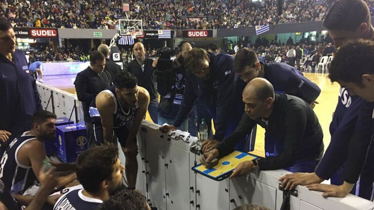 Hernández dando indicaciones en un tiempo muerto.