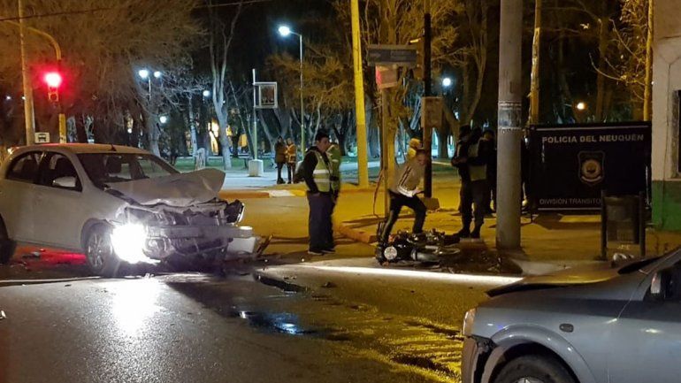 Un adolescente murió en su moto tras chocar con un auto mientras corría picadas en pleno centro de Centenario