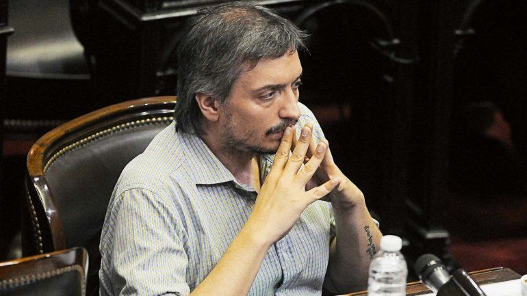 Máximo Kirchner disparó contra el ex presidente por su viaje a Europa.