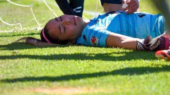 dramatico: arquera choco contra el poste al volar y quedo desmayada dramatico: arquera choco contra el poste al volar y quedo desmayada