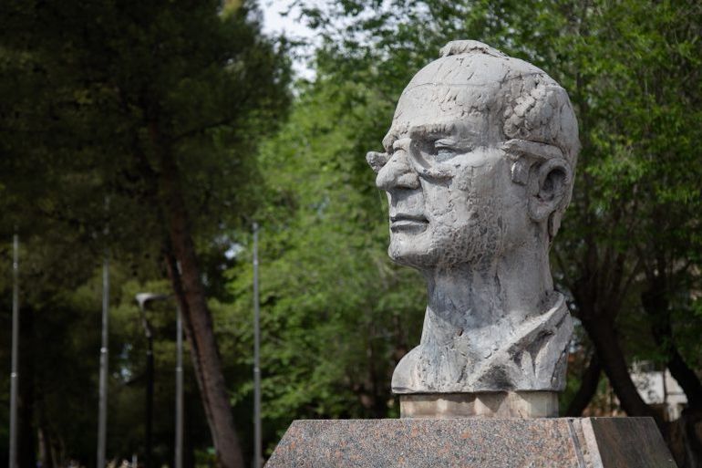 Pergolini trabajó durante 25 años con el escultor y pintor Jorge Michelotti, autor del monumento a Rodolfo Walsh. “Fui su ayudante durante veinticinco años y realmente terminé de aprender el oficio con él”, confiesa la escultora.