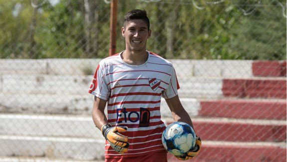 El Rojo se prepara para salir a escena y juega Cipo