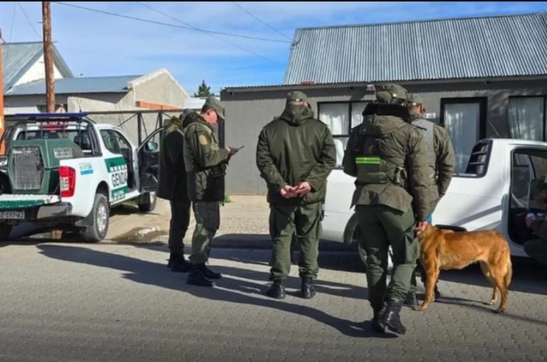 El allanamiento en la casa del sospechoso, en la zona oeste de Pico Truncado. El allanamiento en la casa del sospechoso, en la zona oeste de Pico Truncado.